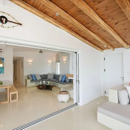 A Luxurious Seafront Penthouse Overlooking The Picturesque Harbour Of Σκιάθος Πόλη
