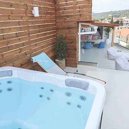A Luxurious Seafront Penthouse Overlooking The Picturesque Harbour Of * Σκιάθος Πόλη