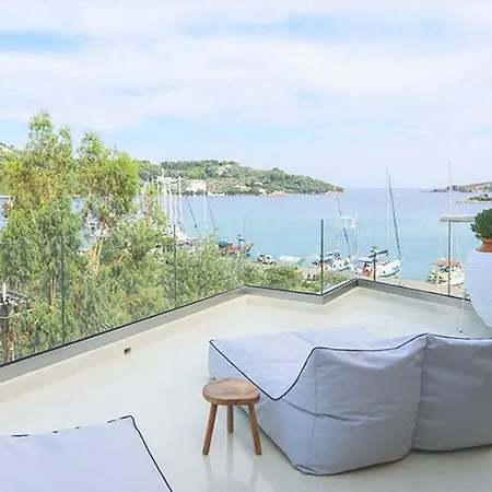 A Luxurious Seafront Penthouse Overlooking The Picturesque Harbour Of Διαμέρισμα