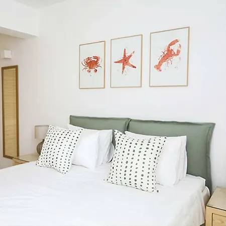A Luxurious Seafront Penthouse Overlooking The Picturesque Harbour Of Διαμέρισμα *